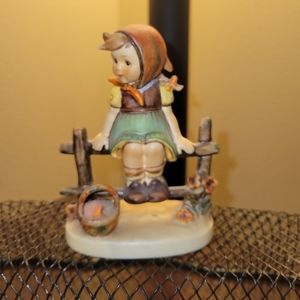 Hummel Goebel JUST RESTING Figurine # 112/1 1938 Girl w/ Scarf Sitting on Fence